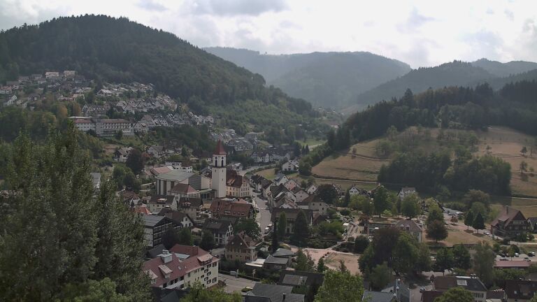 Dieses Bild zeigt eine Webcam-Aufnahme von Ottenhöfen, aufgenommen am Montag, den 17.08.2026 um 13:30 Uhr
