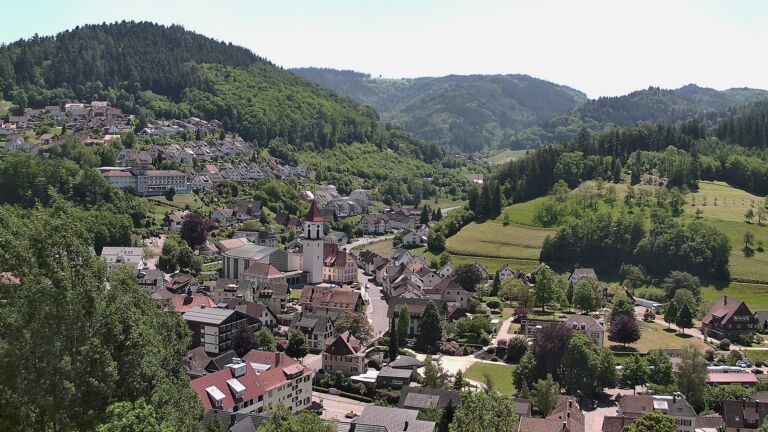 Dieses Bild zeigt eine Webcam-Aufnahme von Ottenhöfen, aufgenommen am Samstag, den 23.05.2026 um 13:30 Uhr