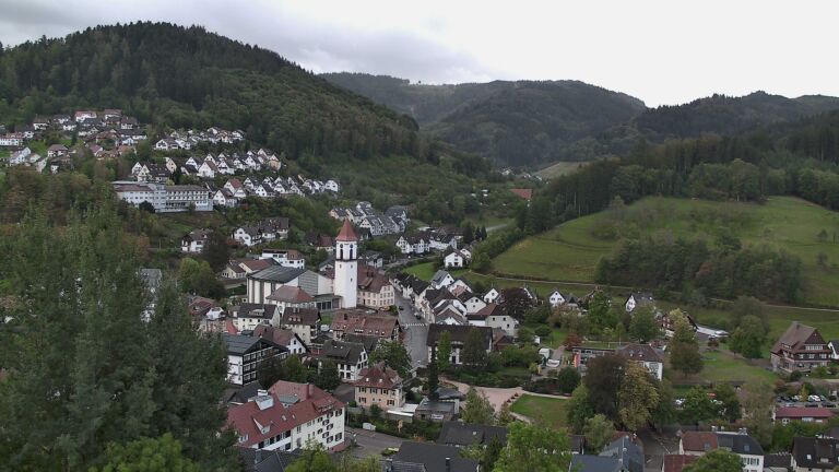 Dieses Bild zeigt eine Webcam-Aufnahme von Ottenhöfen, aufgenommen am Sonntag, den 11.10.2026 um 13:50 Uhr