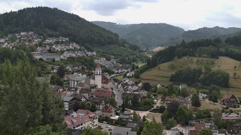 Dieses Bild zeigt eine Webcam-Aufnahme von Ottenhöfen, aufgenommen am Samstag, den 01.08.2026 um 13:20 Uhr