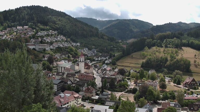 Dieses Bild zeigt eine Webcam-Aufnahme von Ottenhöfen, aufgenommen am Samstag, den 22.08.2026 um 13:00 Uhr