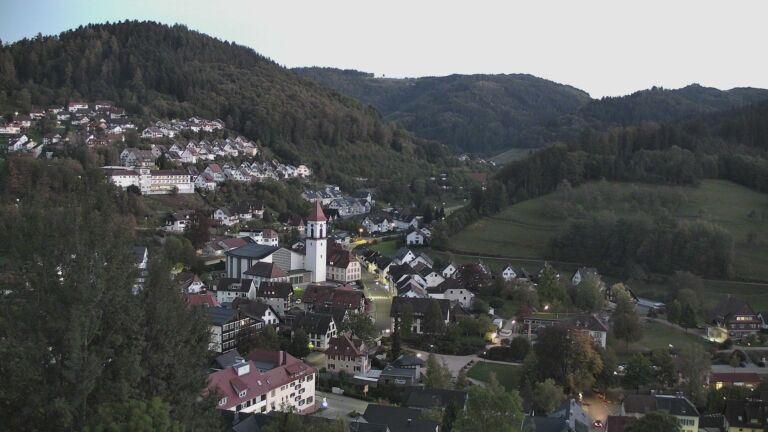 Dieses Bild zeigt eine Webcam-Aufnahme von Ottenhöfen, aufgenommen am Mittwoch, den 14.10.2026 um 19:00 Uhr