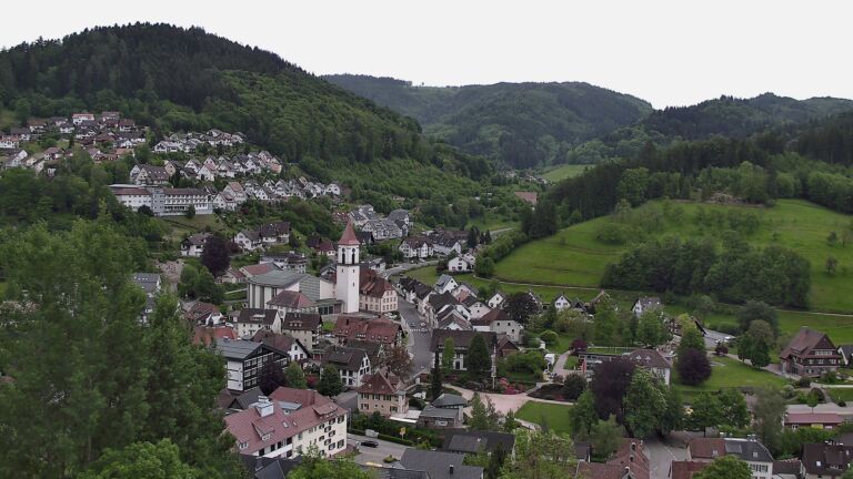 Dieses Bild zeigt eine Webcam-Aufnahme von Ottenhöfen, aufgenommen am Mittwoch, den 13.05.2026 um 19:10 Uhr