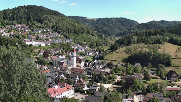 Dieses Bild zeigt eine Webcam-Aufnahme von Ottenhöfen, aufgenommen am Freitag, den 10.07.2026 um 17:20 Uhr