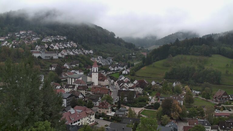Dieses Bild zeigt eine Webcam-Aufnahme von Ottenhöfen, aufgenommen am Sonntag, den 18.10.2026 um 17:10 Uhr