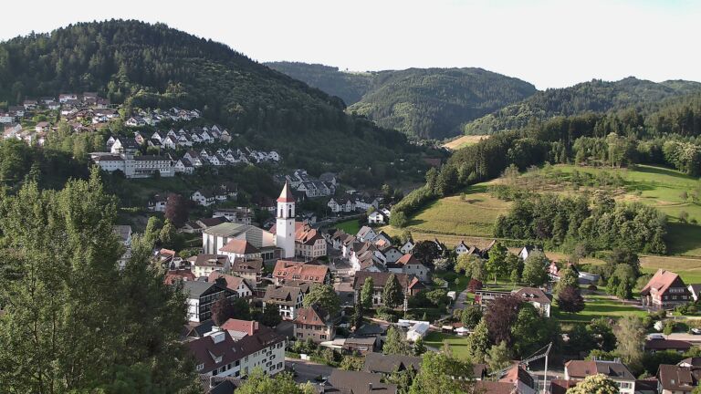 Dieses Bild zeigt eine Webcam-Aufnahme von Ottenhöfen, aufgenommen am Donnerstag, den 18.06.2026 um 07:30 Uhr