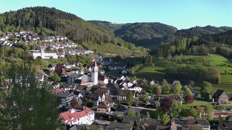 Dieses Bild zeigt eine Webcam-Aufnahme von Ottenhöfen, aufgenommen am Samstag, den 25.04.2026 um 19:00 Uhr