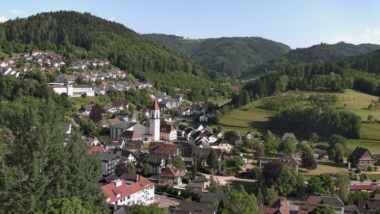 Dieses Bild zeigt eine Webcam-Aufnahme von Ottenhöfen, aufgenommen am Dienstag, den 26.05.2026 um 18:10 Uhr