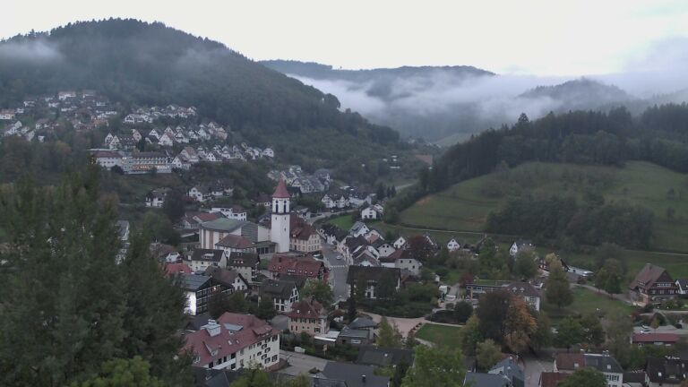 Dieses Bild zeigt eine Webcam-Aufnahme von Ottenhöfen, aufgenommen am Sonntag, den 18.10.2026 um 18:30 Uhr