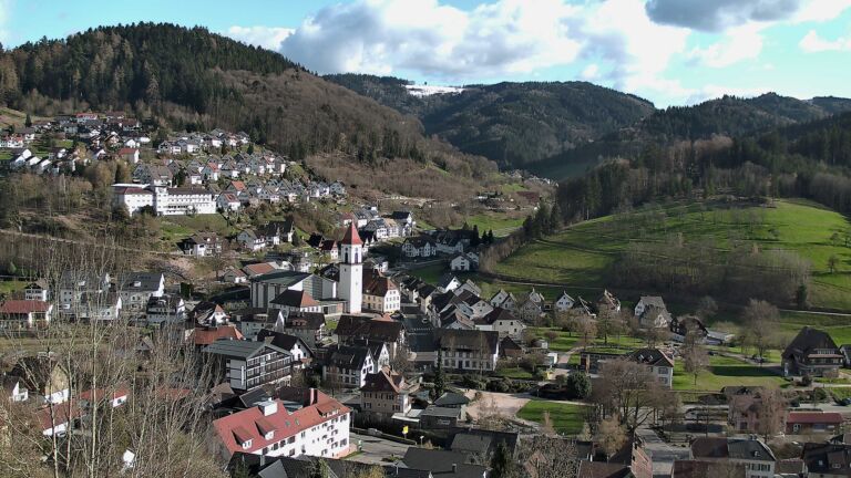 Dieses Bild zeigt eine Webcam-Aufnahme von Ottenhöfen, aufgenommen am Mittwoch, den 01.04.2026 um 17:40 Uhr