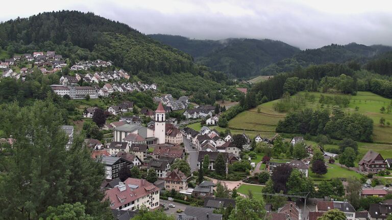 Dieses Bild zeigt eine Webcam-Aufnahme von Ottenhöfen, aufgenommen am Freitag, den 12.06.2026 um 17:30 Uhr