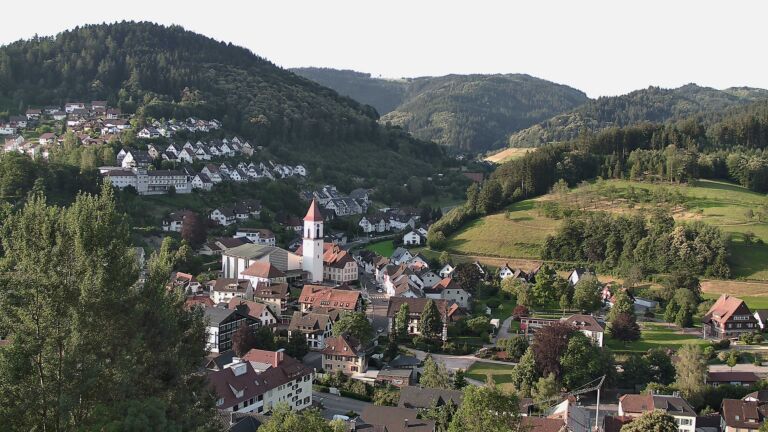 Dieses Bild zeigt eine Webcam-Aufnahme von Ottenhöfen, aufgenommen am Samstag, den 27.06.2026 um 07:10 Uhr