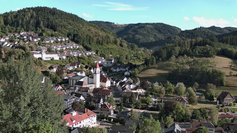 Dieses Bild zeigt eine Webcam-Aufnahme von Ottenhöfen, aufgenommen am Sonntag, den 30.08.2026 um 18:20 Uhr