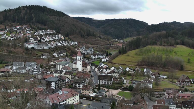 Dieses Bild zeigt eine Webcam-Aufnahme von Ottenhöfen, aufgenommen am Montag, den 23.02.2026 um 13:00 Uhr