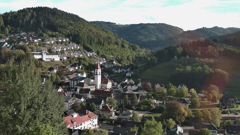 Dieses Bild zeigt eine Webcam-Aufnahme von Ottenhöfen, aufgenommen am Freitag, den 16.10.2026 um 17:00 Uhr
