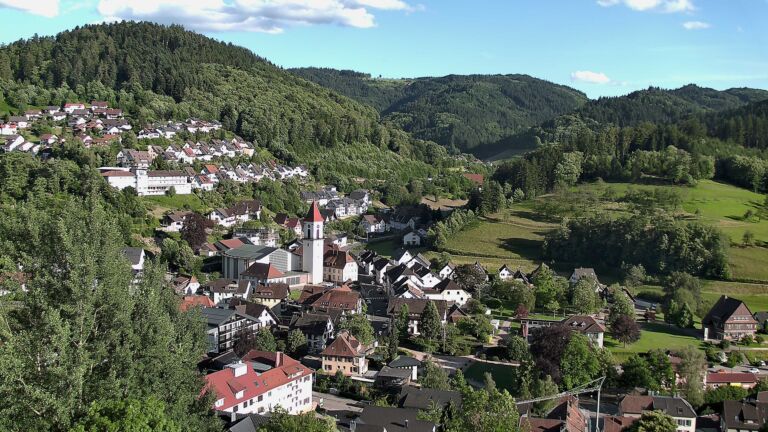 Dieses Bild zeigt eine Webcam-Aufnahme von Ottenhöfen, aufgenommen am Samstag, den 13.06.2026 um 19:10 Uhr