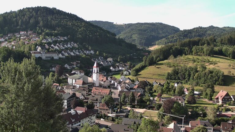 Dieses Bild zeigt eine Webcam-Aufnahme von Ottenhöfen, aufgenommen am Montag, den 06.07.2026 um 08:20 Uhr