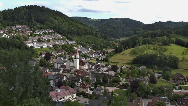 Dieses Bild zeigt eine Webcam-Aufnahme von Ottenhöfen, aufgenommen am Samstag, den 06.06.2026 um 17:00 Uhr
