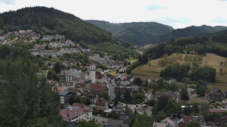 Dieses Bild zeigt eine Webcam-Aufnahme von Ottenhöfen, aufgenommen am Sonntag, den 26.07.2026 um 13:20 Uhr