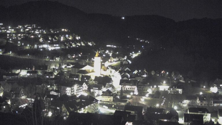 Dieses Bild zeigt eine Webcam-Aufnahme von Ottenhöfen, aufgenommen am Donnerstag, den 18.12.2025 um 18:10 Uhr