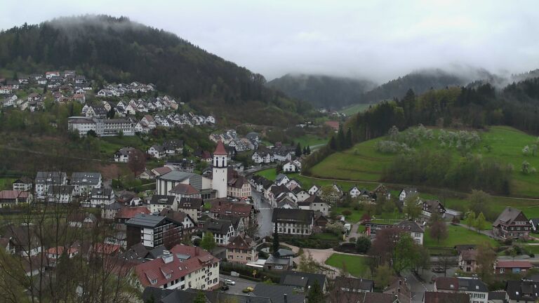 Dieses Bild zeigt eine Webcam-Aufnahme von Ottenhöfen, aufgenommen am Sonntag, den 12.04.2026 um 19:00 Uhr