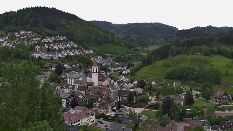 Dieses Bild zeigt eine Webcam-Aufnahme von Ottenhöfen, aufgenommen am Montag, den 04.05.2026 um 17:10 Uhr