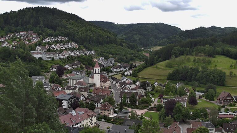Dieses Bild zeigt eine Webcam-Aufnahme von Ottenhöfen, aufgenommen am Donnerstag, den 04.06.2026 um 13:20 Uhr