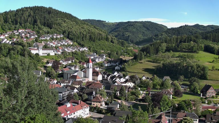 Dieses Bild zeigt eine Webcam-Aufnahme von Ottenhöfen, aufgenommen am Montag, den 15.06.2026 um 19:00 Uhr