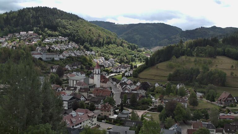 Dieses Bild zeigt eine Webcam-Aufnahme von Ottenhöfen, aufgenommen am Montag, den 31.08.2026 um 13:00 Uhr