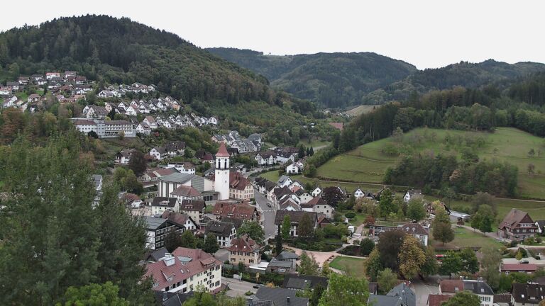 Dieses Bild zeigt eine Webcam-Aufnahme von Ottenhöfen, aufgenommen am Sonntag, den 04.10.2026 um 08:50 Uhr