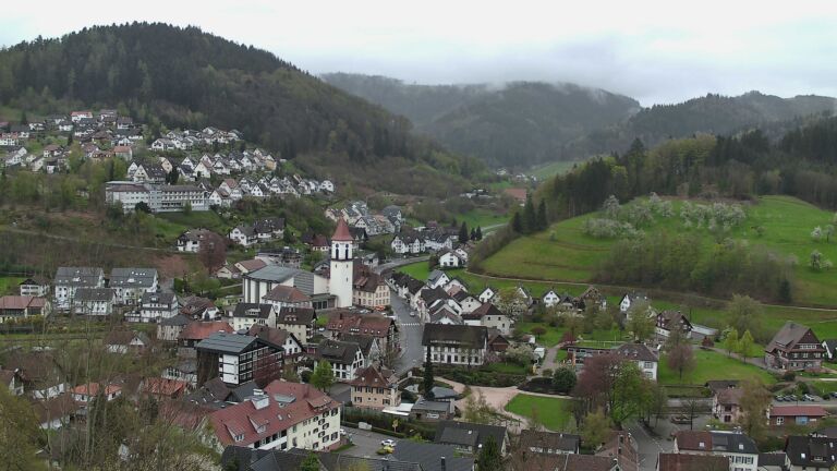 Dieses Bild zeigt eine Webcam-Aufnahme von Ottenhöfen, aufgenommen am Sonntag, den 12.04.2026 um 13:20 Uhr