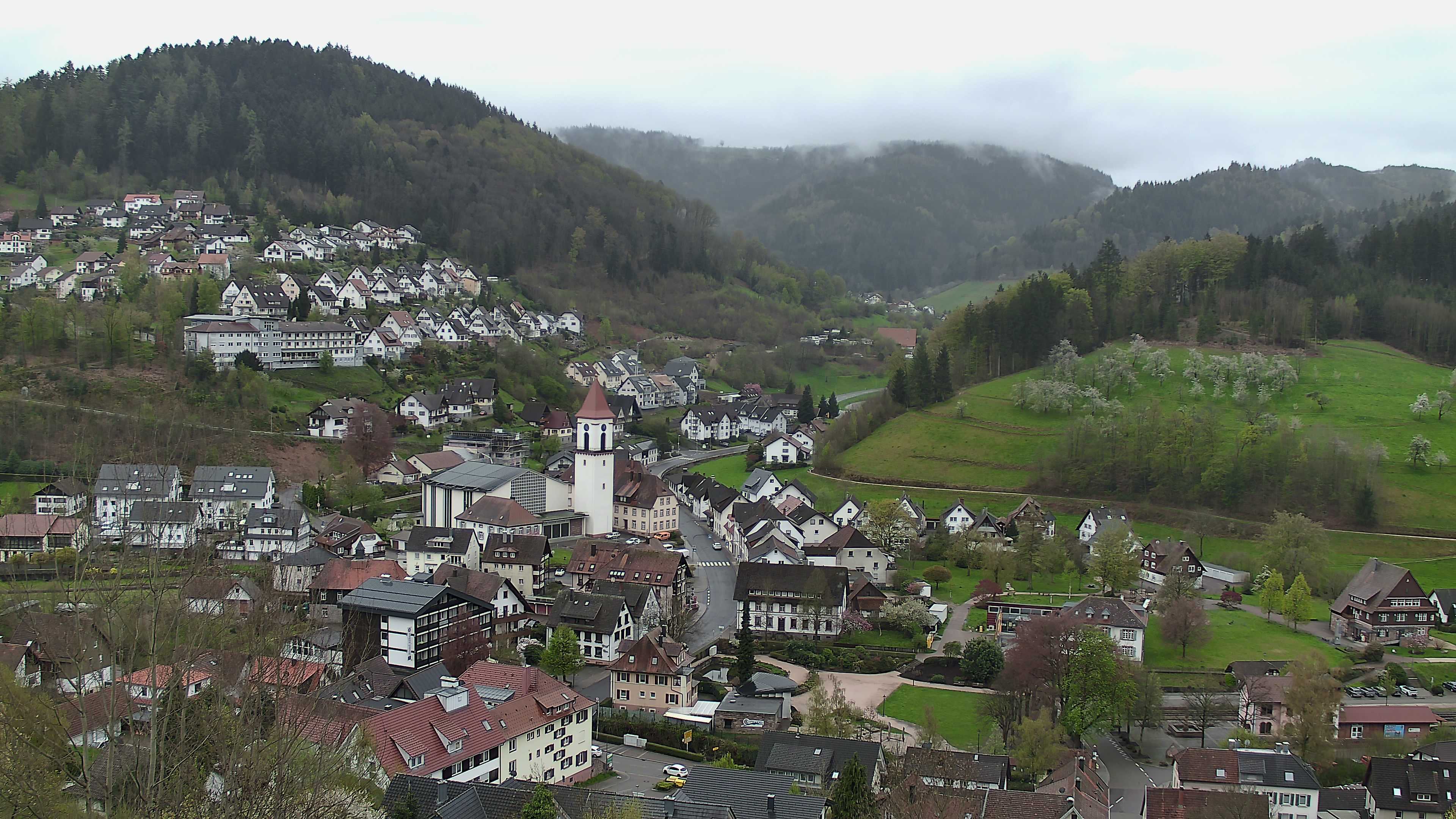 Dieses Bild zeigt eine Webcam-Aufnahme von Ottenhöfen, aufgenommen am Sonntag, den 12.04.2026 um 13:20 Uhr