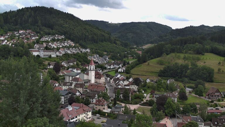 Dieses Bild zeigt eine Webcam-Aufnahme von Ottenhöfen, aufgenommen am Sonntag, den 05.07.2026 um 18:20 Uhr