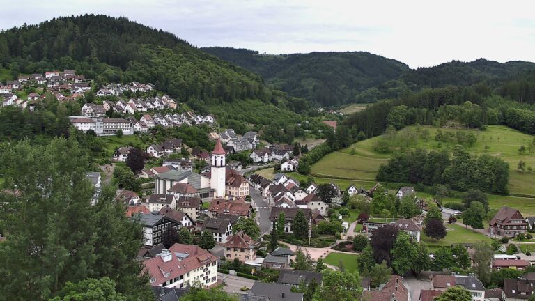Dieses Bild zeigt eine Webcam-Aufnahme von Ottenhöfen, aufgenommen am Donnerstag, den 04.06.2026 um 07:10 Uhr