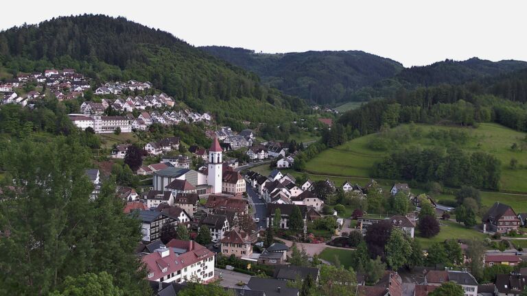 Dieses Bild zeigt eine Webcam-Aufnahme von Ottenhöfen, aufgenommen am Freitag, den 15.05.2026 um 19:10 Uhr