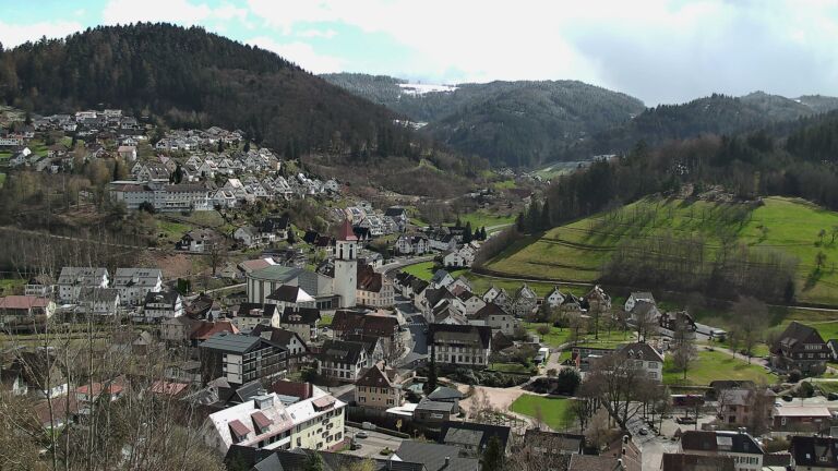 Dieses Bild zeigt eine Webcam-Aufnahme von Ottenhöfen, aufgenommen am Donnerstag, den 26.03.2026 um 13:50 Uhr