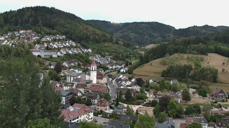 Dieses Bild zeigt eine Webcam-Aufnahme von Ottenhöfen, aufgenommen am Freitag, den 21.08.2026 um 08:30 Uhr