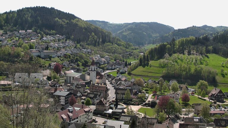 Dieses Bild zeigt eine Webcam-Aufnahme von Ottenhöfen, aufgenommen am Samstag, den 18.04.2026 um 13:00 Uhr