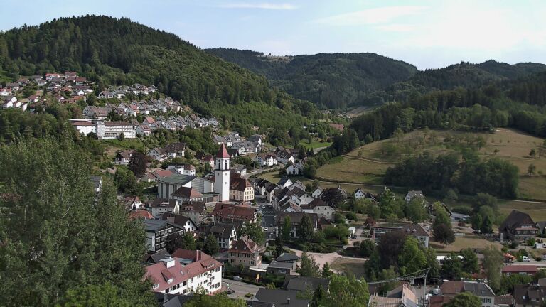 Dieses Bild zeigt eine Webcam-Aufnahme von Ottenhöfen, aufgenommen am Samstag, den 25.07.2026 um 17:10 Uhr