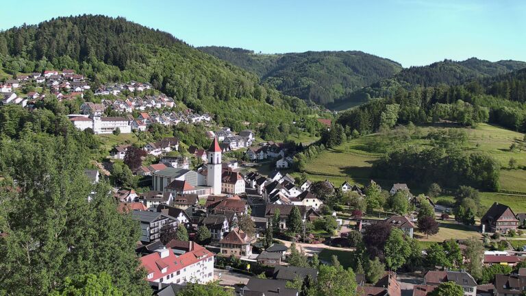 Dieses Bild zeigt eine Webcam-Aufnahme von Ottenhöfen, aufgenommen am Freitag, den 22.05.2026 um 18:30 Uhr