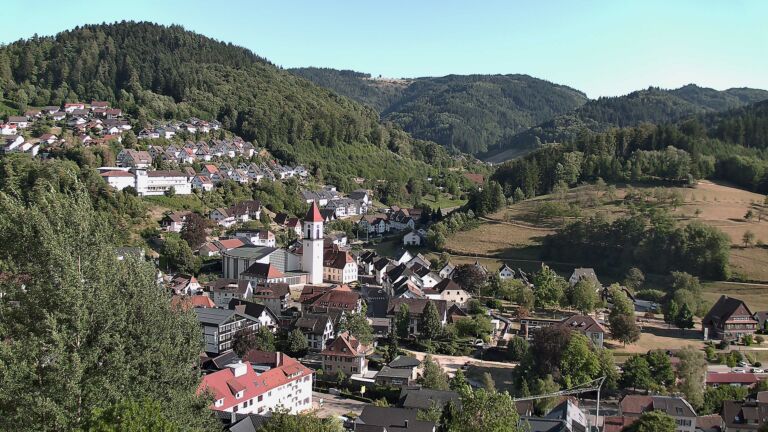 Dieses Bild zeigt eine Webcam-Aufnahme von Ottenhöfen, aufgenommen am Samstag, den 08.08.2026 um 18:10 Uhr
