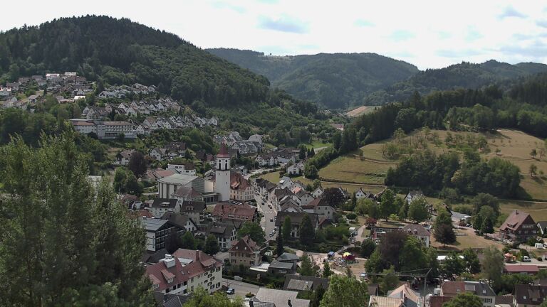 Dieses Bild zeigt eine Webcam-Aufnahme von Ottenhöfen, aufgenommen am Sonntag, den 26.07.2026 um 12:00 Uhr