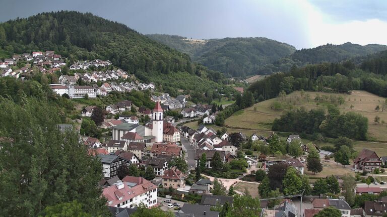 Dieses Bild zeigt eine Webcam-Aufnahme von Ottenhöfen, aufgenommen am Dienstag, den 04.08.2026 um 18:20 Uhr