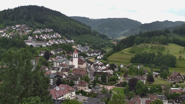 Dieses Bild zeigt eine Webcam-Aufnahme von Ottenhöfen, aufgenommen am Sonntag, den 31.05.2026 um 19:10 Uhr