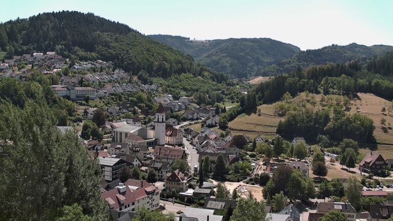 Dieses Bild zeigt eine Webcam-Aufnahme von Ottenhöfen, aufgenommen am Donnerstag, den 13.08.2026 um 13:00 Uhr
