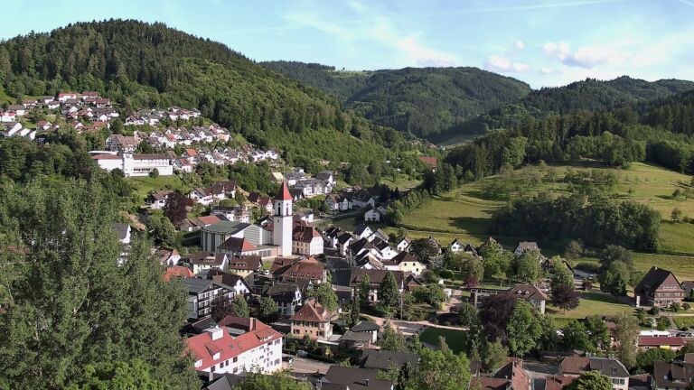 Dieses Bild zeigt eine Webcam-Aufnahme von Ottenhöfen, aufgenommen am Montag, den 01.06.2026 um 18:50 Uhr