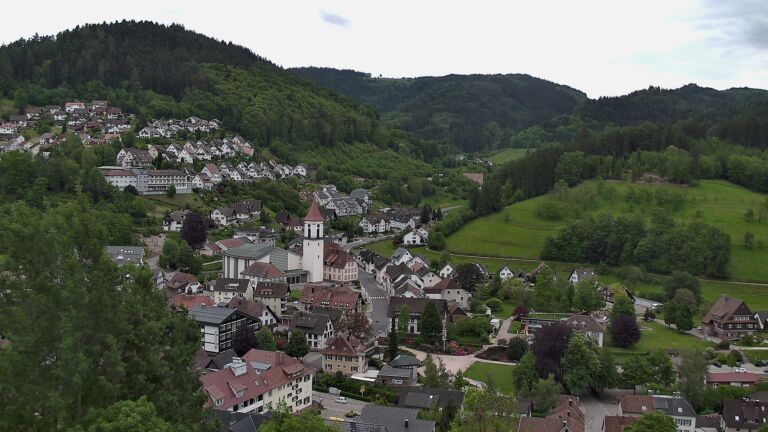 Dieses Bild zeigt eine Webcam-Aufnahme von Ottenhöfen, aufgenommen am Mittwoch, den 13.05.2026 um 13:20 Uhr