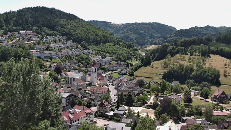 Dieses Bild zeigt eine Webcam-Aufnahme von Ottenhöfen, aufgenommen am Sonntag, den 12.07.2026 um 13:10 Uhr