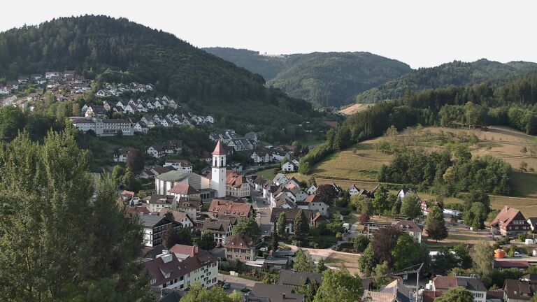 Dieses Bild zeigt eine Webcam-Aufnahme von Ottenhöfen, aufgenommen am Sonntag, den 26.07.2026 um 08:10 Uhr