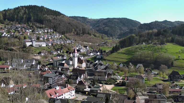 Dieses Bild zeigt eine Webcam-Aufnahme von Ottenhöfen, aufgenommen am Mittwoch, den 08.04.2026 um 16:40 Uhr